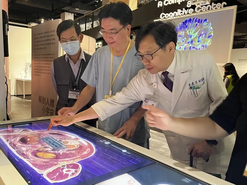 醫師進駐科教館解說心臟、大血管及循環系統簡介，以虛擬解剖桌探索人體小宇宙